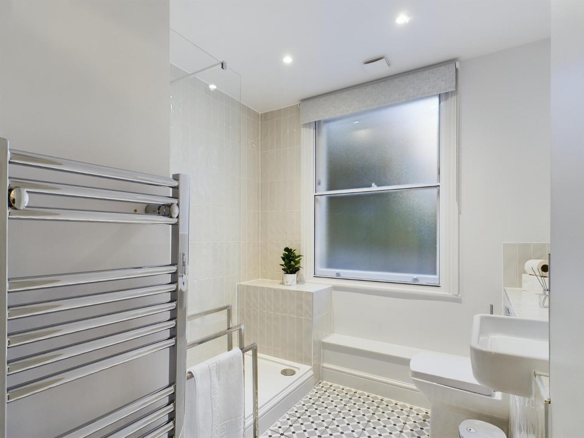 The Grove King Bed Wi-Fi Ev Charger Apartment Челтнъм Екстериор снимка